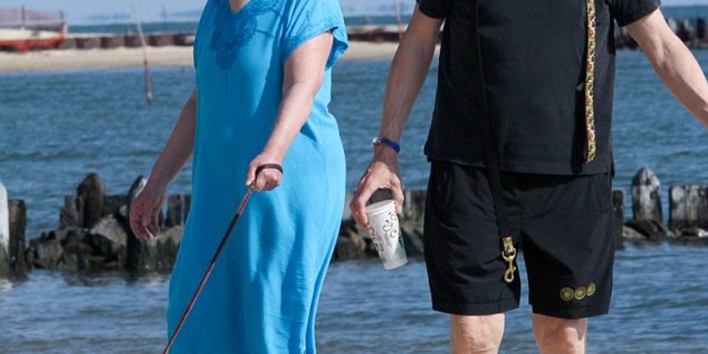 HILARIOUS! Top 15 Best Hillary And Bill Clinton Beach Photo Comments