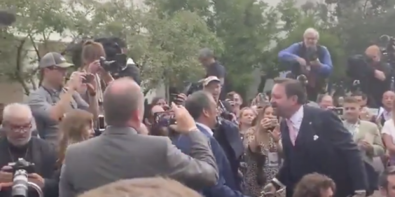 Nothing like a White House scuffle in the Rose Garden [videos]