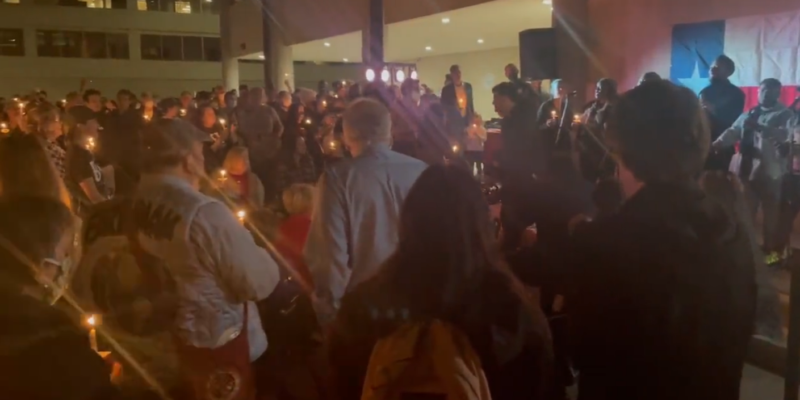 Beto holds candlelight vigil, croons ‘Lean On Me’ over 1 winter storm death per Texas county